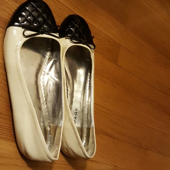 Black and white flats - Picture 2 of 4